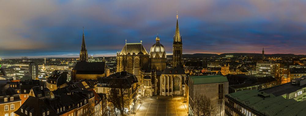 Aachener Innenstadt mit Dom in der Abenddämmerung