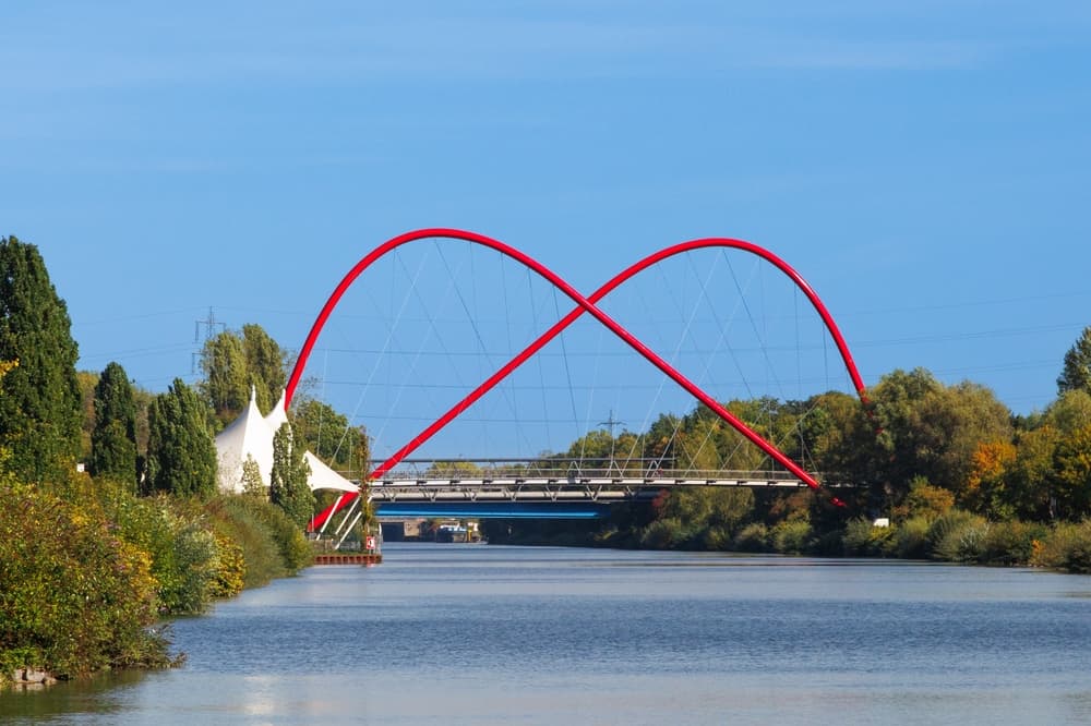 Rote Doppelbogenbrücke am Nordsternpark in Gelsenkirchen