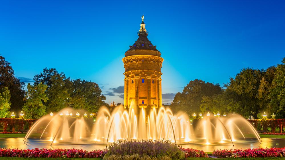 Beleuchteter Wasserturm am Friedrichsplatz in Mannheim