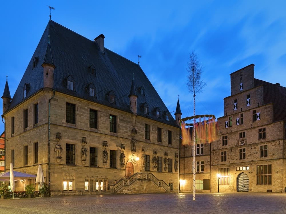 Historisches Rathaus und Stadtwaage am Osnabrücker Marktplatz in der Abenddämmerung