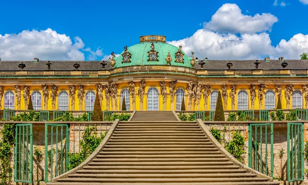 Schloss Sanssouci mit Freitreppe und Terrassen in Potsdam