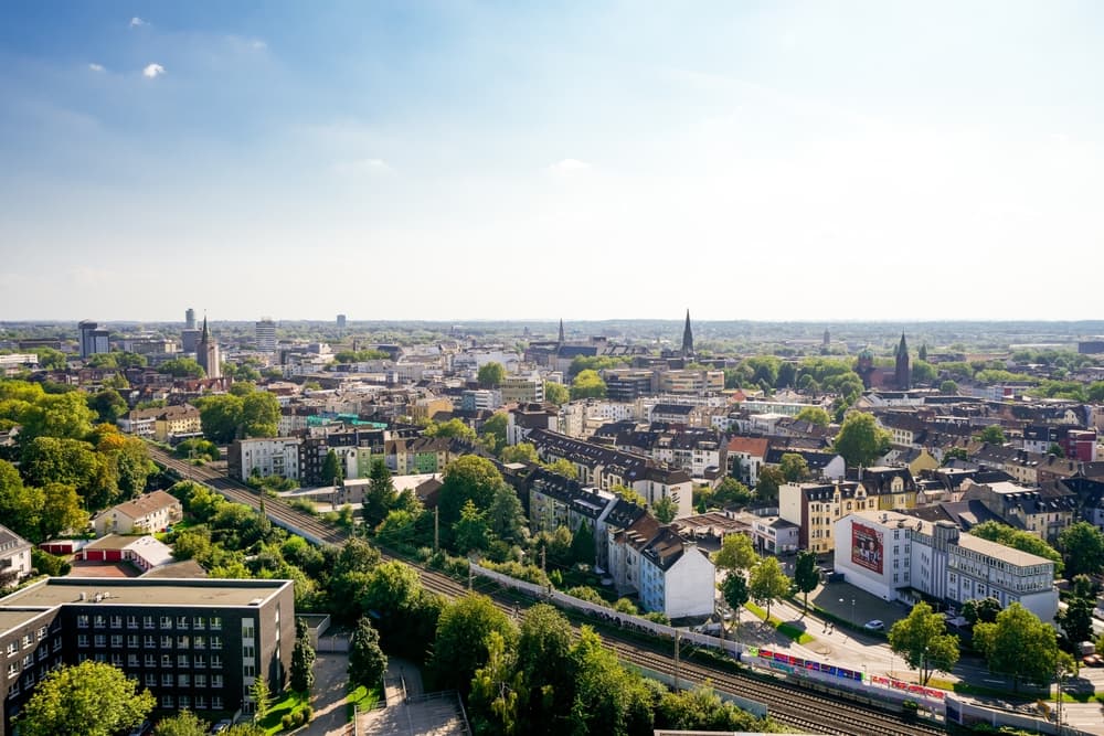 Blick über Bochum mit grünen Parkanlagen und der Innenstadt