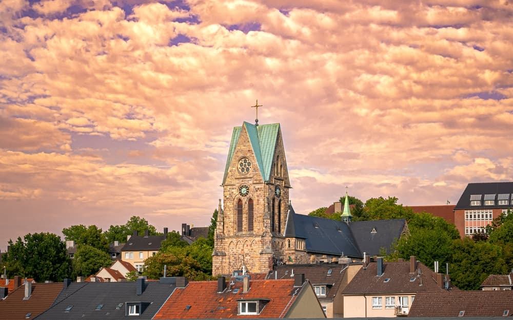 Kirchturm über den Dächern von Hagen im Abendlicht