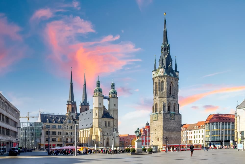 Marktplatz in Halle an der Saale mit Rotem Turm und Marktkirche
