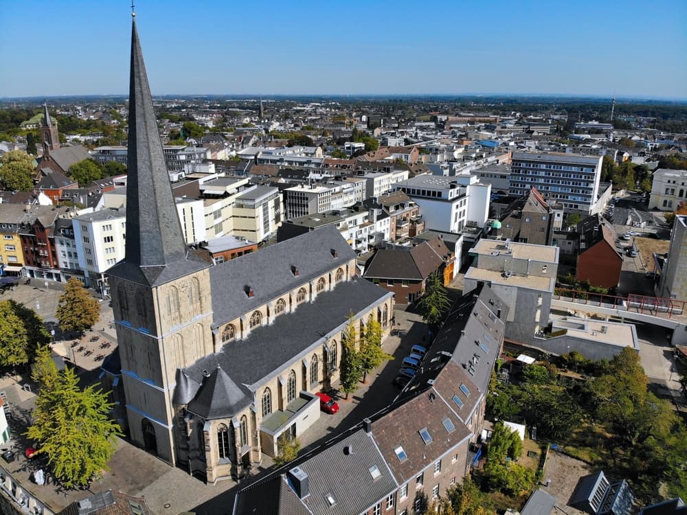 Luftaufnahme der Mönchengladbacher Innenstadt mit Kirche im Vordergrund