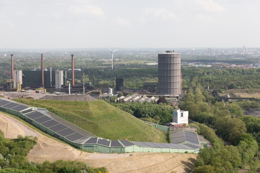 Blick auf den Gasometer Oberhausen und die grüne Industrielandschaft im Ruhrgebiet